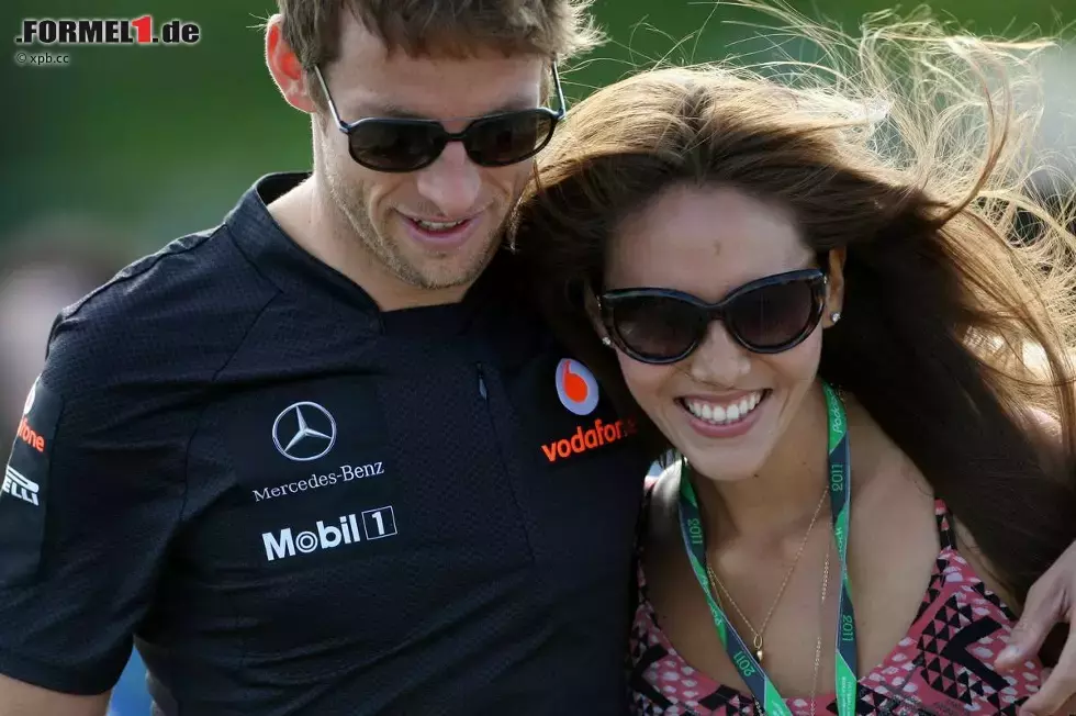 Foto zur News: Jenson Button (McLaren) mit Freundin Jessica Michibata