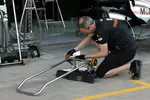 Foto zur News: McLaren-Mechaniker beim Putzen