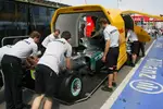 Foto zur News: Das Auto von Nico Rosberg (Mercedes) wird verladen