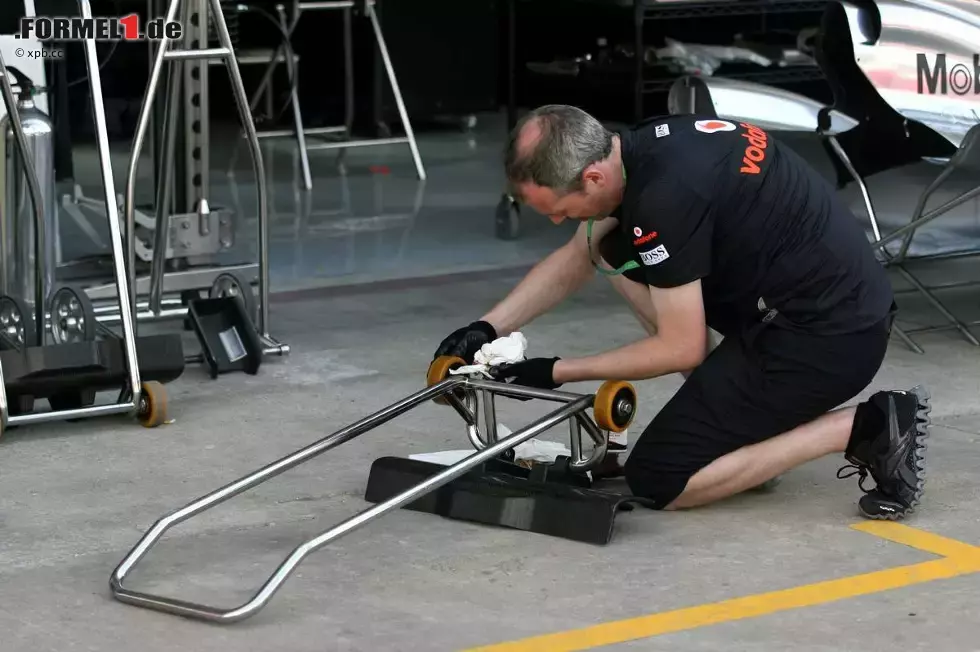 Foto zur News: McLaren-Mechaniker beim Putzen