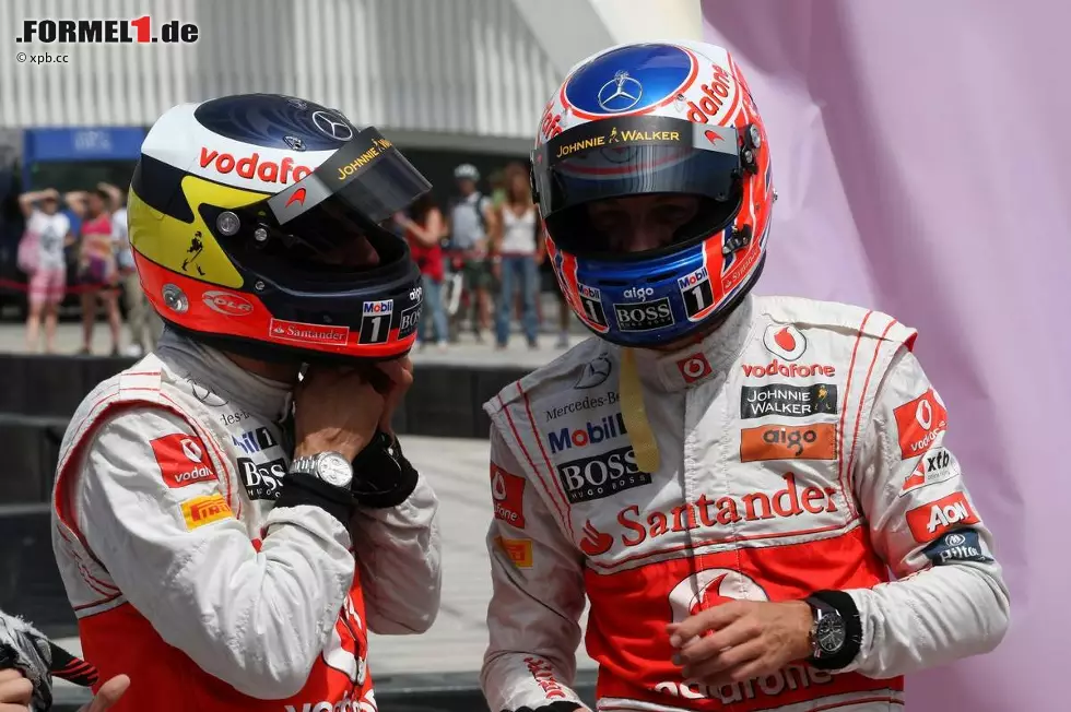 Foto zur News: Jenson Button (McLaren) Pedro de la Rosa (McLaren)