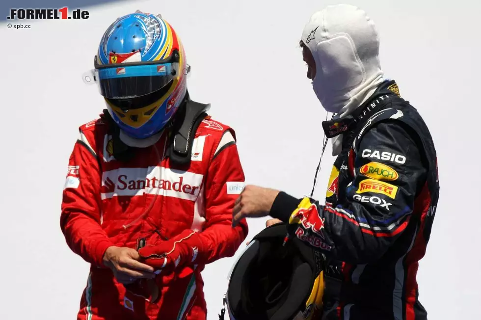 Foto zur News: Fernando Alonso (Ferrari) und Sebastian Vettel (Red Bull)