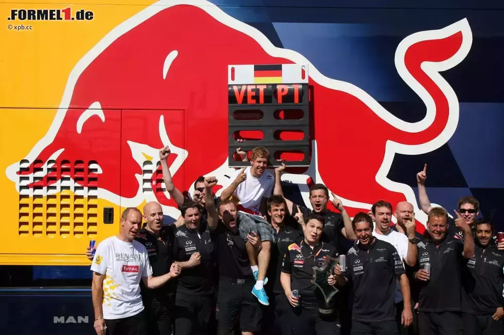 Foto zur News: Feiern mit Sebastian Vettel (Red Bull)