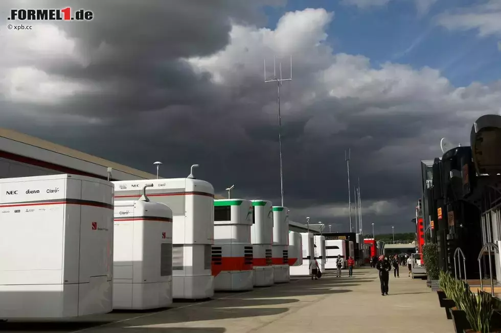 Foto zur News: Dunkle Wolken über Silverstone