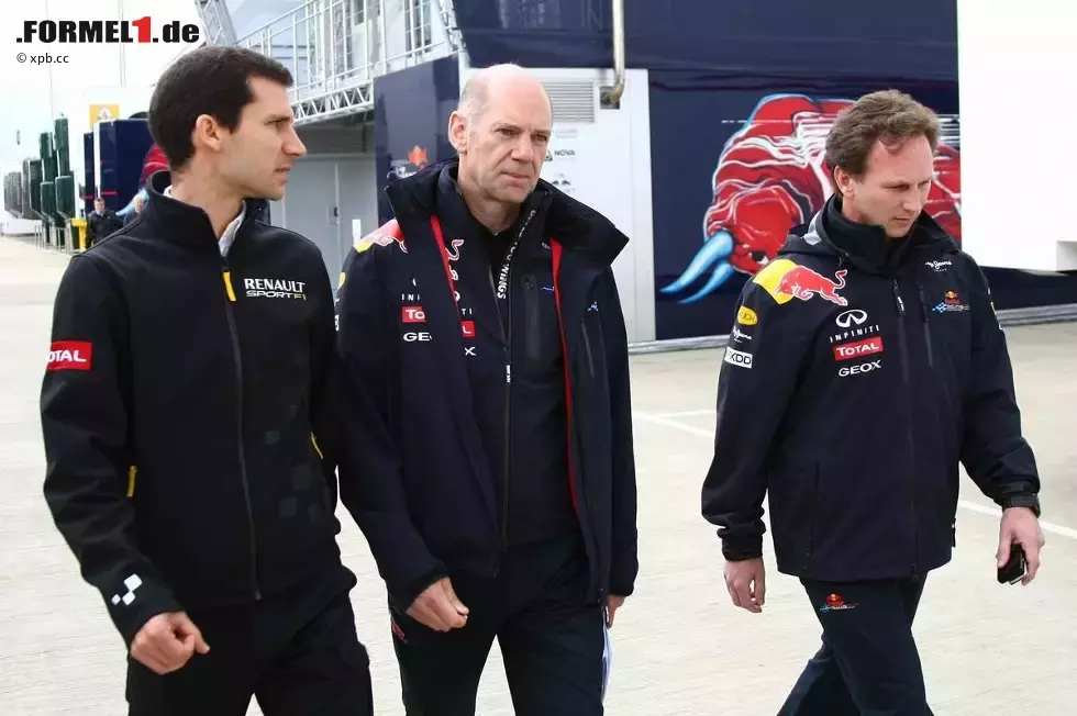 Foto zur News: Remi Taffin, Adrian Newey (Technischer Direktor) und Christian Horner (Teamchef)