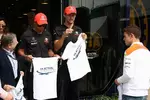 Foto zur News: Jean Todt, Lewis Hamilton (McLaren) und Jenson Button (McLaren)