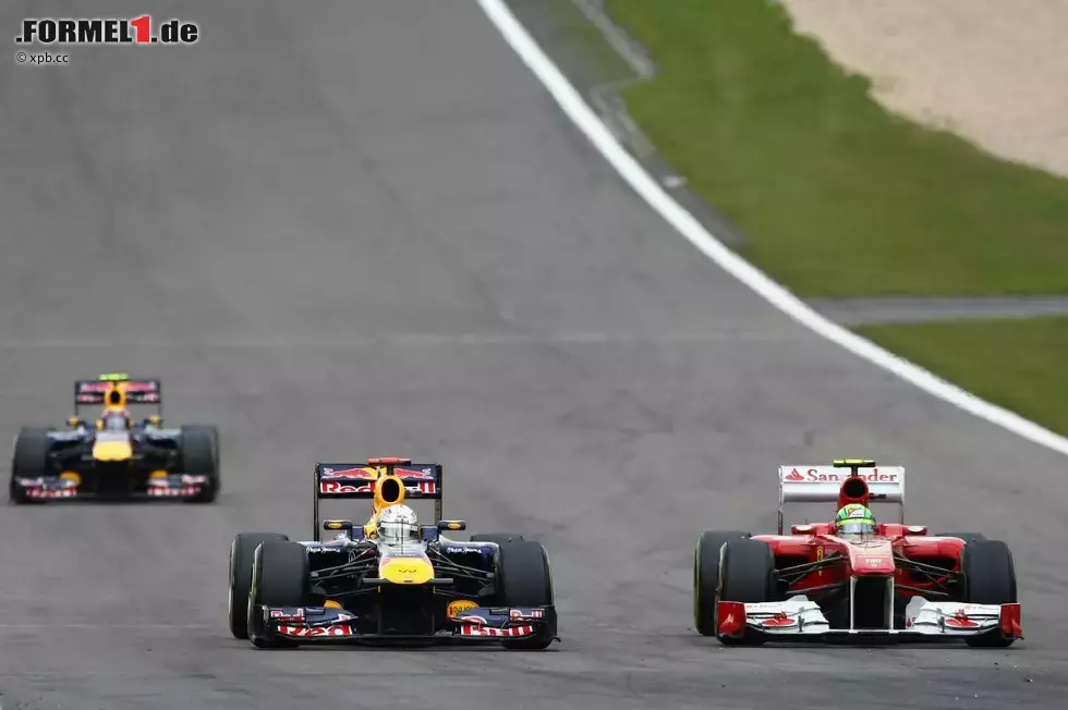 Foto zur News: Sebastian Vettel (Red Bull) und Felipe Massa (Ferrari)