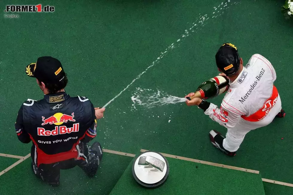 Foto zur News: Mark Webber (Red Bull) und Lewis Hamilton (McLaren)