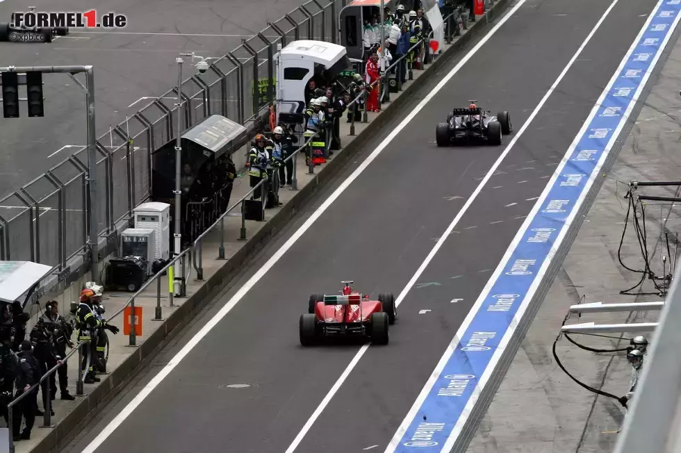 Foto zur News: Sebastian Vettel (Red Bull) überholt Felipe Massa (Ferrari) beim letzten Boxenstopp