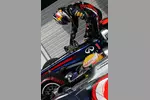 Foto zur News: Sebastian Vettel (Red Bull) und Lewis Hamilton (McLaren)