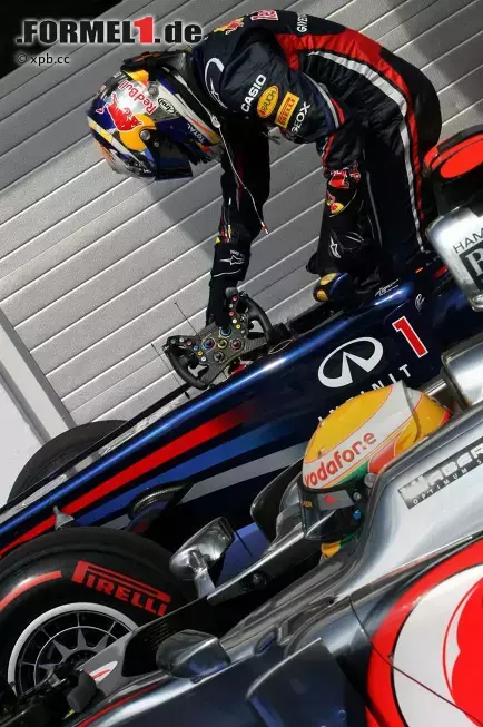 Foto zur News: Sebastian Vettel (Red Bull) und Lewis Hamilton (McLaren)