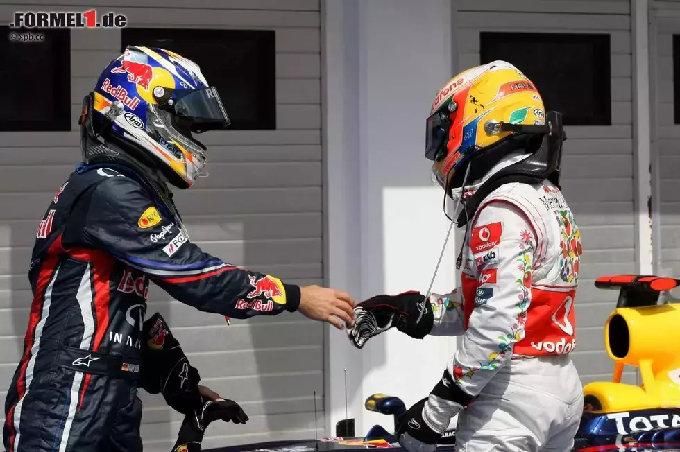 Foto zur News: Sebastian Vettel (Red Bull) und Lewis Hamilton (McLaren)