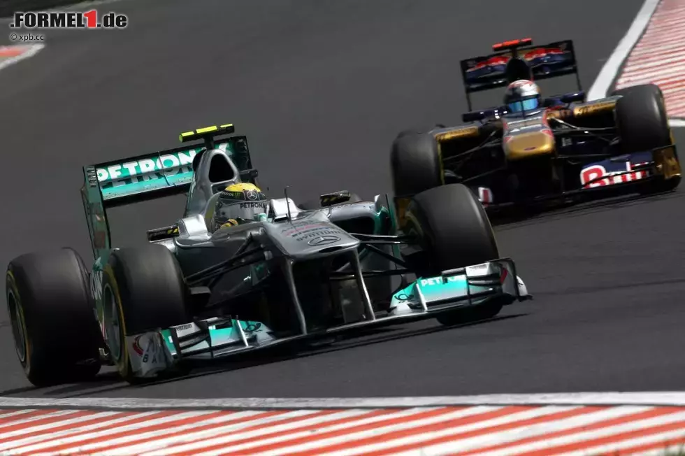 Foto zur News: Nico Rosberg (Mercedes) und Sebastien Buemi (Toro Rosso)