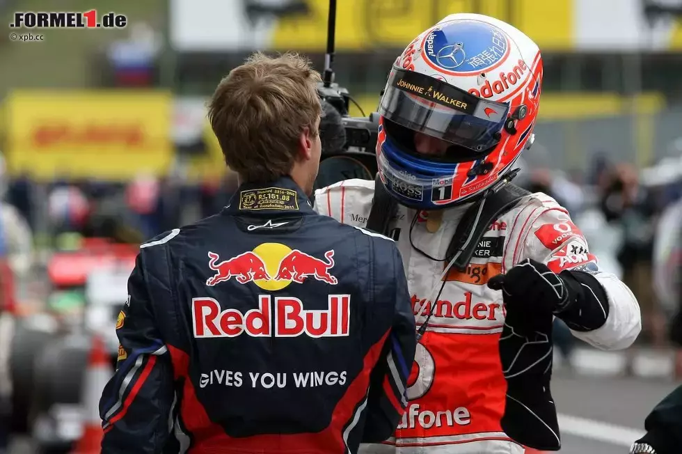 Foto zur News: Sebastian Vettel (Red Bull) und Jenson Button (McLaren)