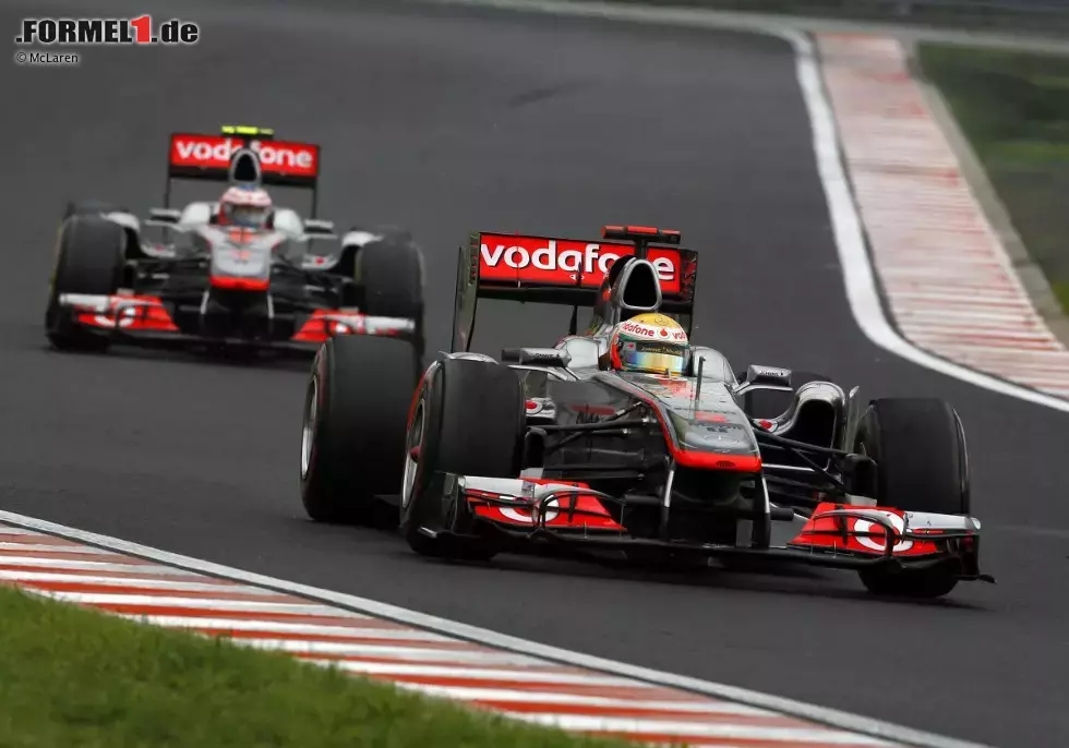 Foto zur News: Lewis Hamilton vor Jenson Button (McLaren)