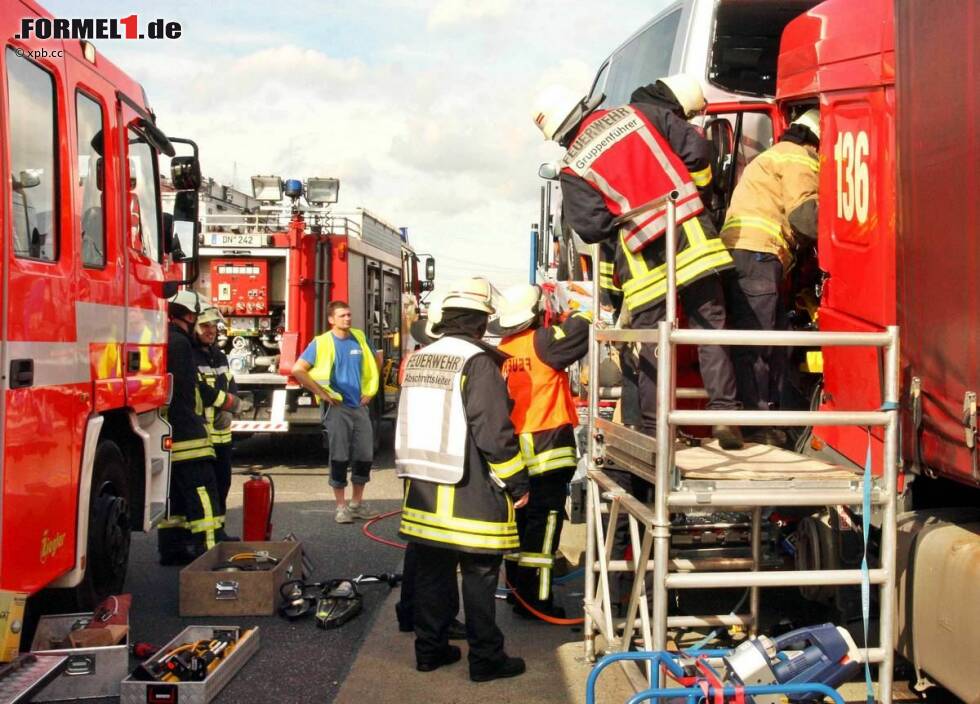 Foto zur News: Unfall eines Toro-Rosso-Fahrzeugs auf der A4 bei der Anfahrt