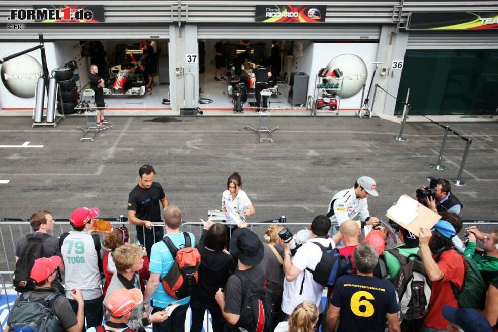 Foto zur News: Vitantonio Liuzzi und Daniel Ricciardo (HRT) geben Autogramme