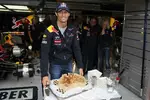 Foto zur News: Ein Geburtstagkuchen für Mark Webber (Red Bull)