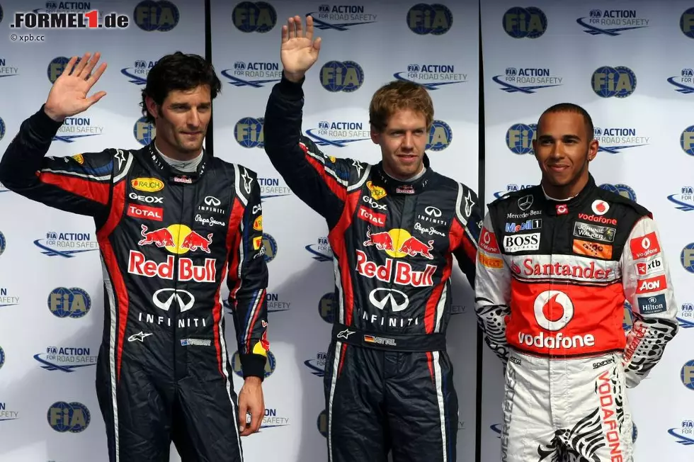 Foto zur News: Mark Webber (Red Bull), Sebastian Vettel (Red Bull) und Lewis Hamilton (McLaren)