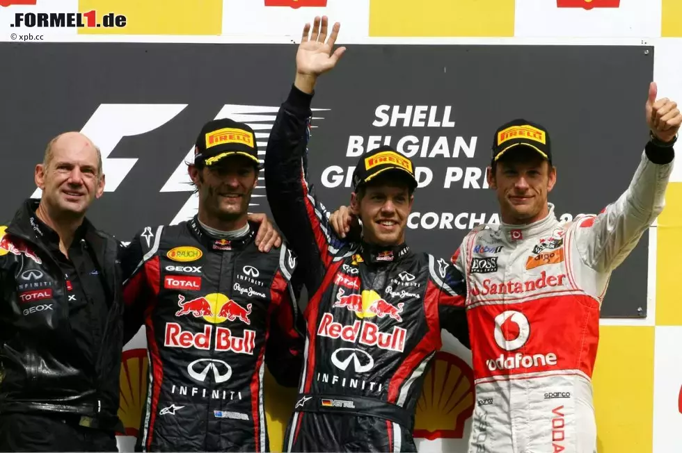 Foto zur News: Adrian Newey (Technischer Direktor), Mark Webber (Red Bull), Sebastian Vettel (Red Bull) und Jenson Button (McLaren)