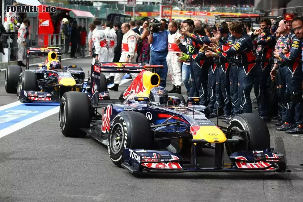 Foto zur News: Sebastian Vettel (Red Bull) und Mark Webber (Red Bull)