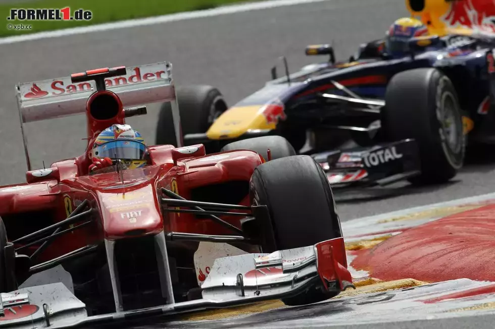 Foto zur News: Fernando Alonso (Ferrari) vor Mark Webber (Red Bull)