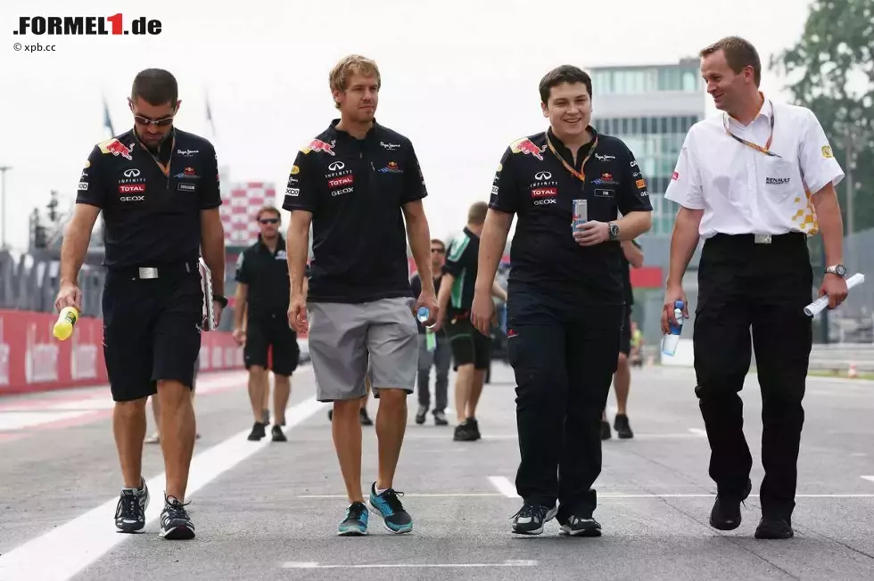 Foto zur News: Sebastian Vettel (Red Bull) bei der Streckenbegehung