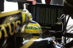 Foto zur News: Bruno Senna (Renault) sieht sich auf Rang 10