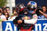 Foto zur News: Sebastian Vettel (Red Bull) und Jenson Button (McLaren)