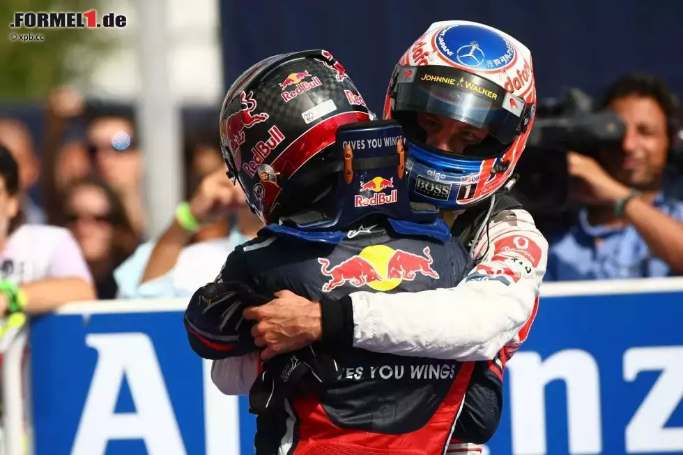 Foto zur News: Sebastian Vettel (Red Bull) und Jenson Button (McLaren)