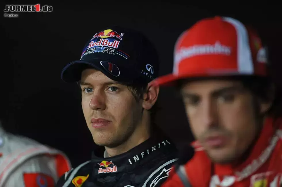 Foto zur News: Sebastian Vettel (Red Bull) und Fernando Alonso (Ferrari)