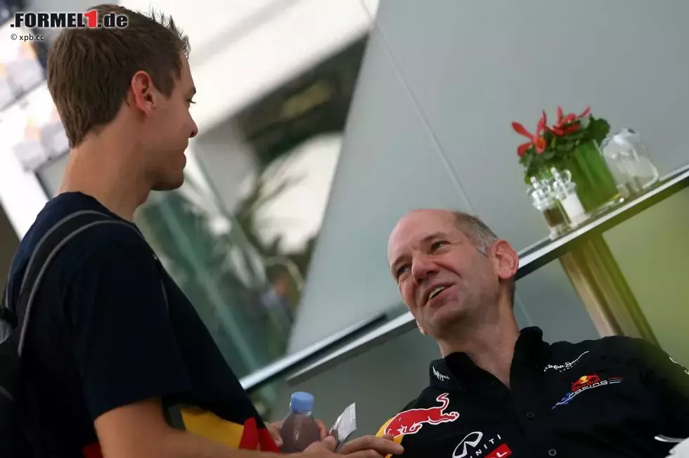 Foto zur News: Adrian Newey (Technischer Direktor) und Sebastian Vettel (Red Bull)