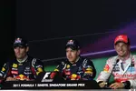 Foto zur News: Mark Webber (Red Bull), Sebastian Vettel (Red Bull) und Jenson Button (McLaren)