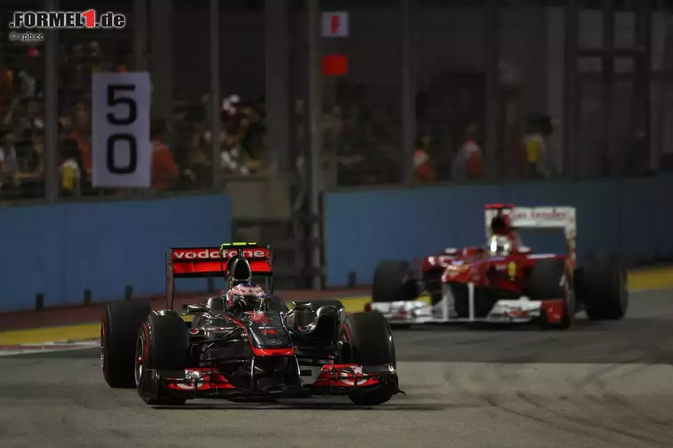 Foto zur News: Jenson Button (McLaren) vor Fernando Alonso (Ferrari)