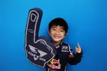 Foto zur News: Vettel-Fan mit Vettel-Finger