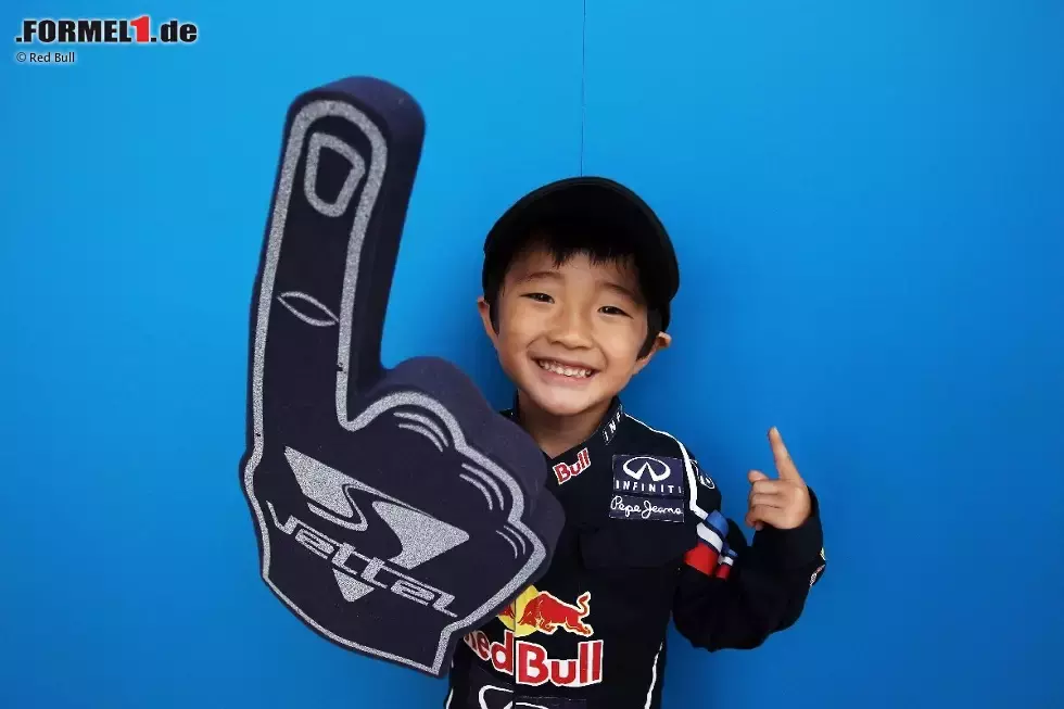 Foto zur News: Vettel-Fan mit Vettel-Finger