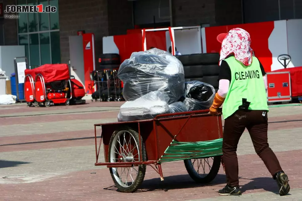 Foto zur News: Streckenmitarbeiter bringt Müll weg