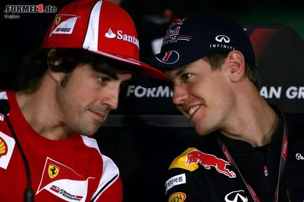 Foto zur News: Fernando Alonso (Ferrari) Sebastian Vettel (Red Bull)