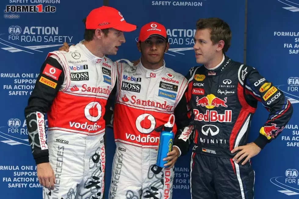 Foto zur News: Jenson Button (McLaren), Lewis Hamilton (McLaren) und Sebastian Vettel (Red Bull)