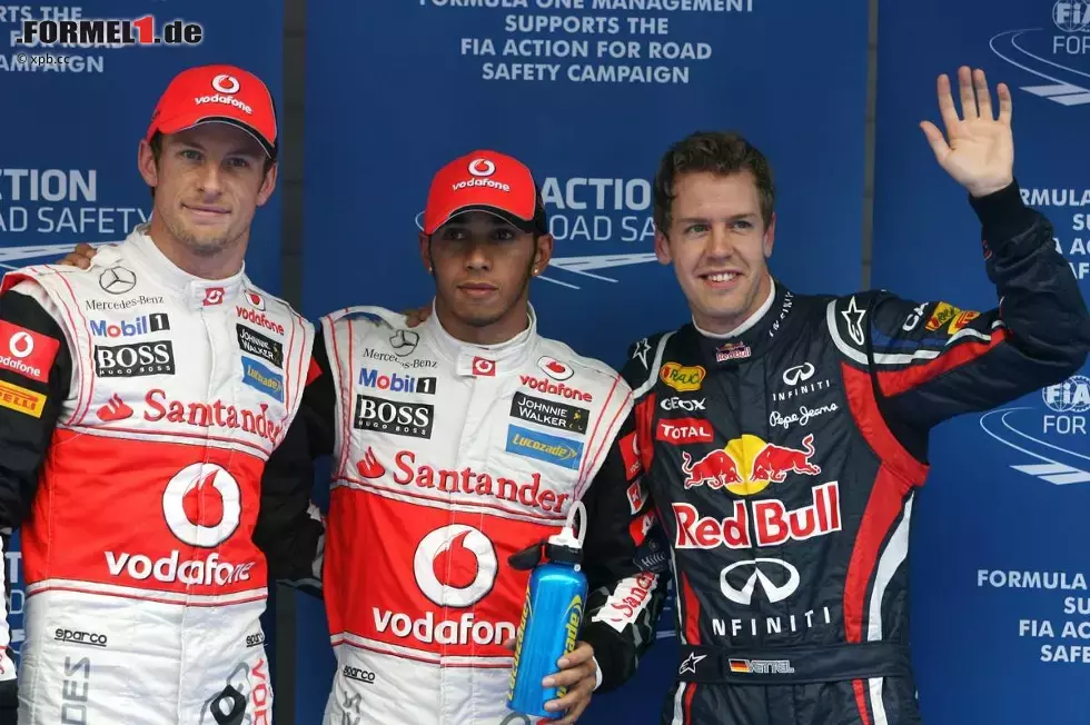 Foto zur News: Jenson Button (McLaren), Lewis Hamilton (McLaren) und Sebastian Vettel (Red Bull)