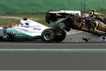 Foto zur News: Michael Schumacher (Mercedes) und Witali Petrow (Renault)