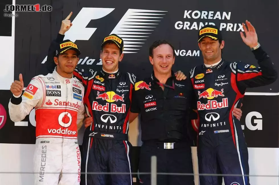 Foto zur News: Lewis Hamilton (McLaren), Sebastian Vettel (Red Bull), Christian Horner (Teamchef) und Mark Webber (Red Bull)