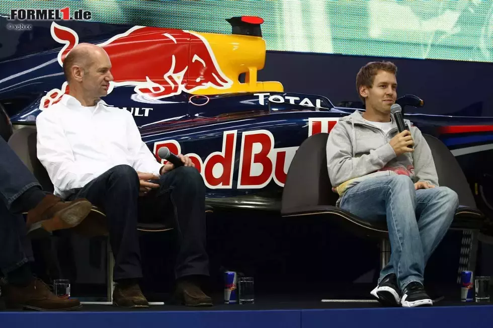 Foto zur News: Adrian Newey (Technischer Direktor) und Sebastian Vettel (Red Bull)