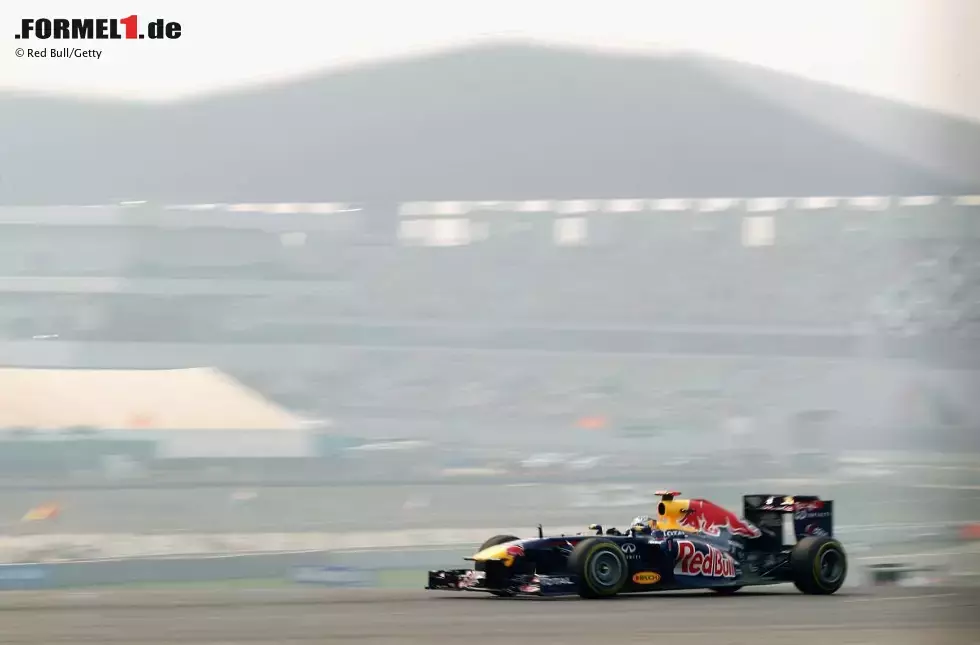 Foto zur News: Sebastian Vettel (Red Bull) im Dunst von Noida