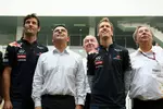 Gallerie: Mark Webber (Red Bull), Renault-Chef Carlos Ghosn, Sebastian Vettel (Red Bull) und Renault-Team-Geschäfstführer Jean-Francois Caubet