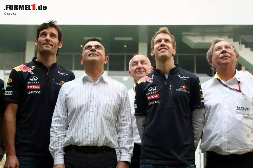 Foto zur News: Mark Webber (Red Bull), Renault-Chef Carlos Ghosn, Sebastian Vettel (Red Bull) und Renault-Team-Geschäfstführer Jean-Francois Caubet