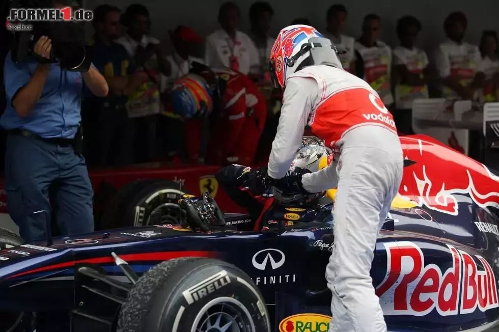 Foto zur News: Jenson Button (McLaren) und Sebastian Vettel (Red Bull)