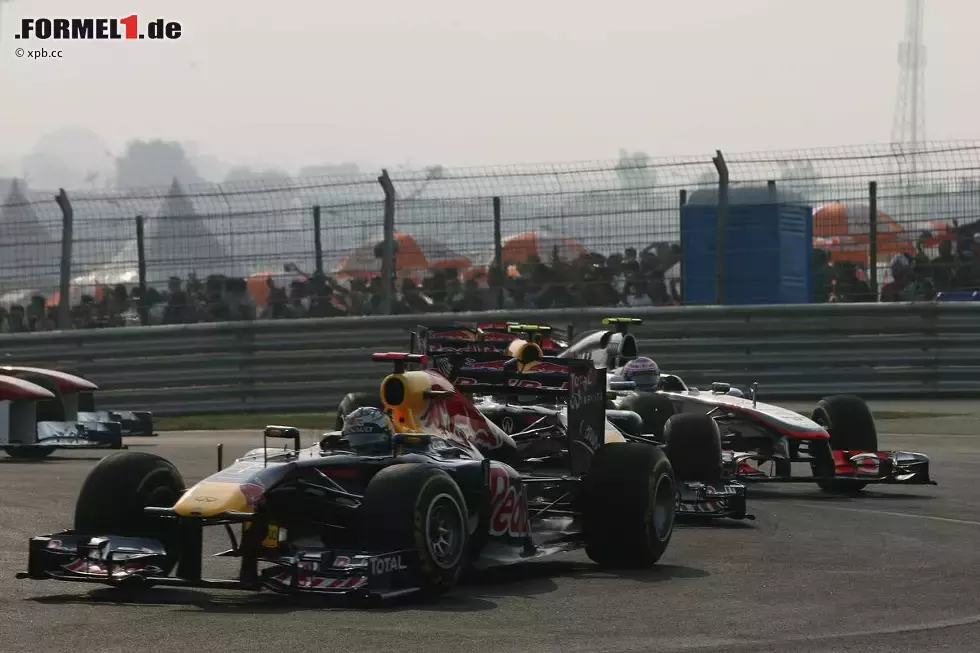 Foto zur News: Sebastian Vettel (Red Bull) vor Jenson Button (McLaren)