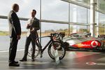 Foto zur News: Ron Dennis mit dem McLaren-Bike