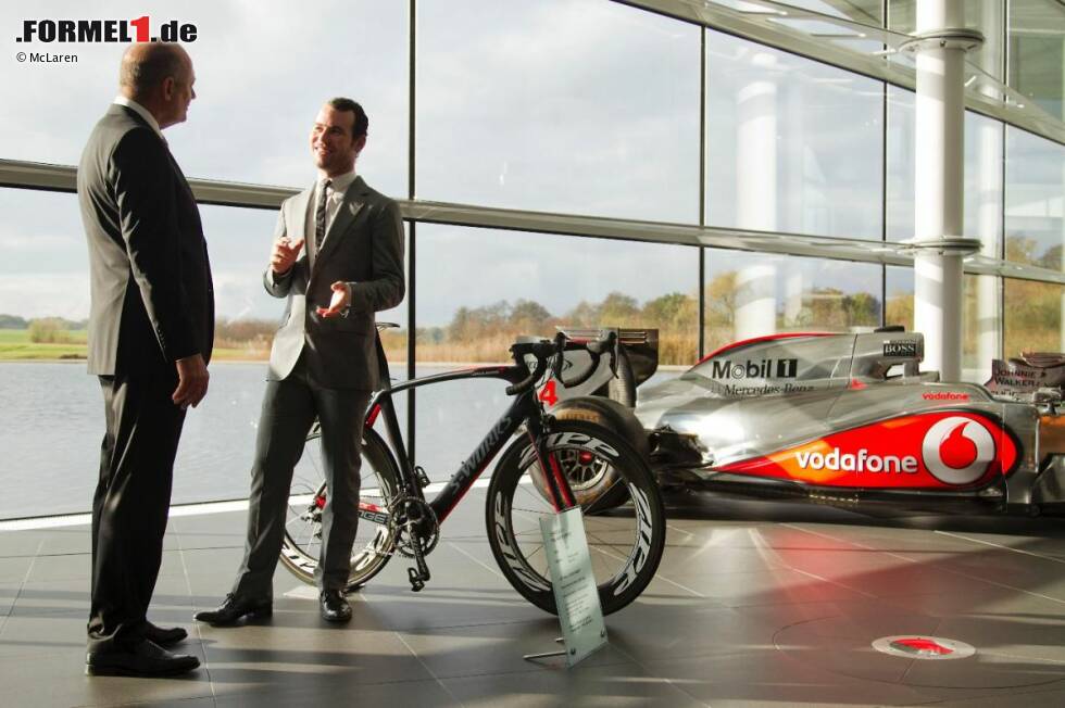 Foto zur News: Ron Dennis mit dem McLaren-Bike